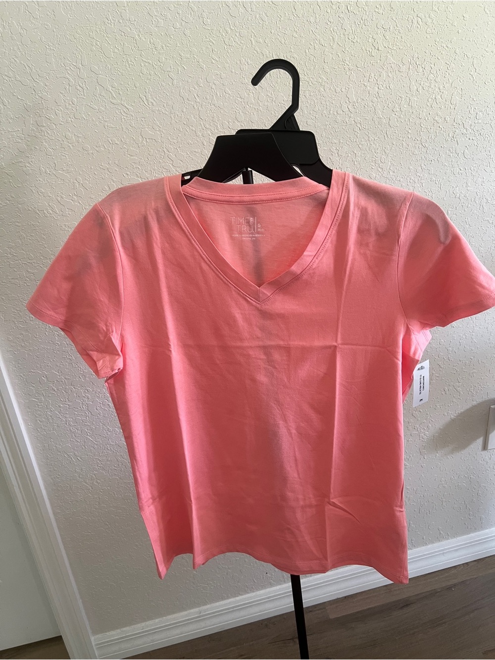 Time and Tru V-Neck Short Sleeve Tee in Coral S